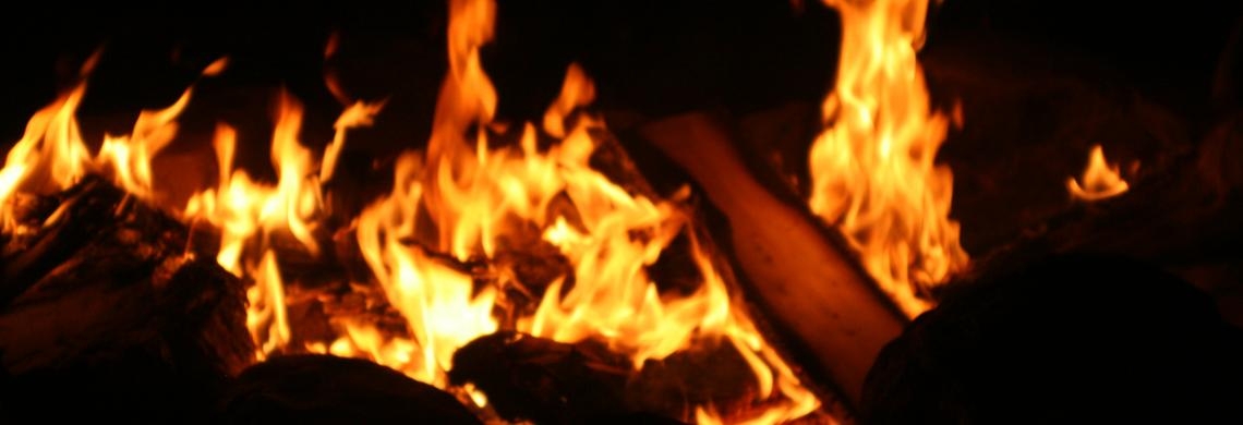 Ein loderndes Feuer als Symbolbild